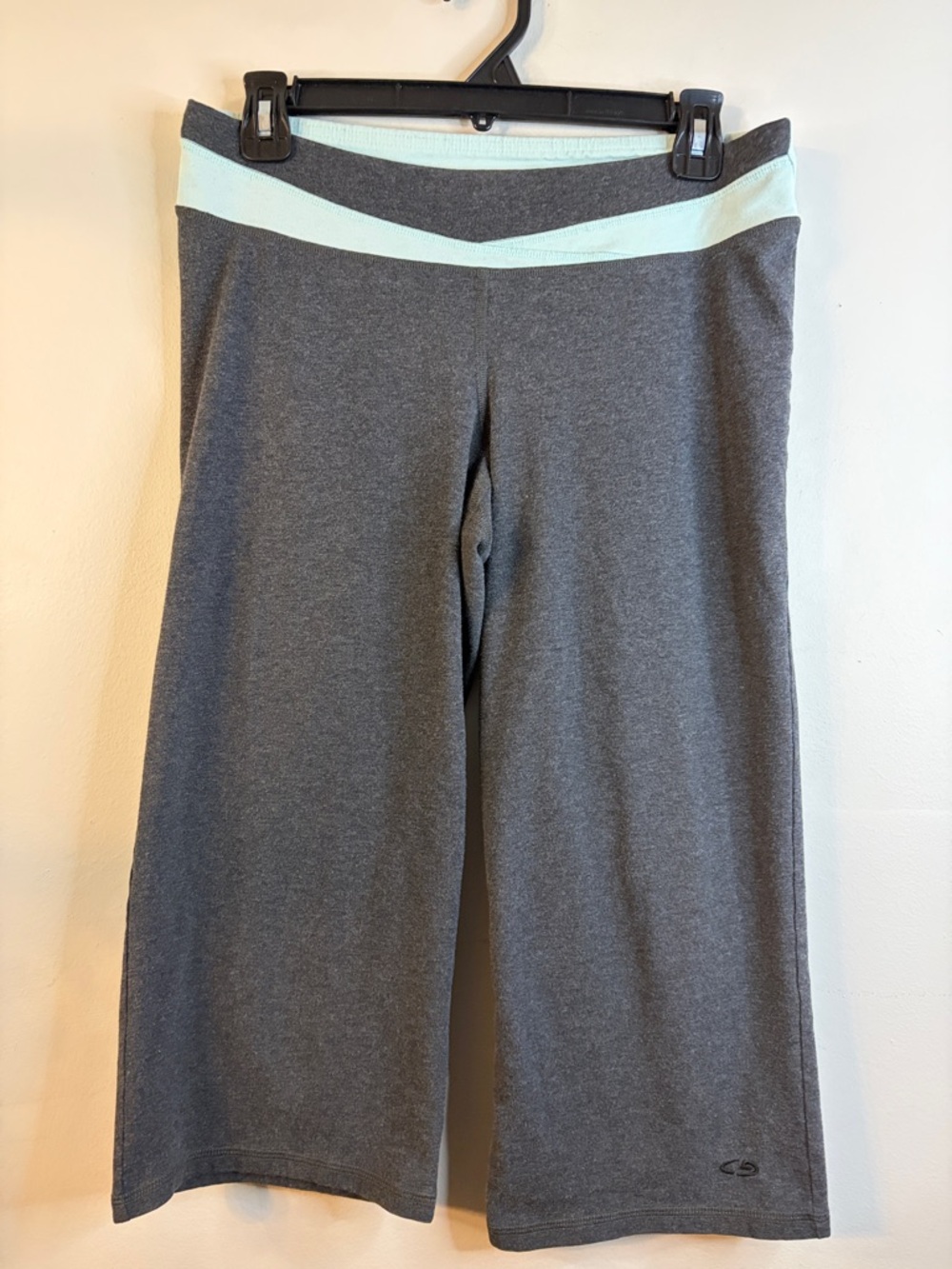 Champion Gray Women’s Capri Leggings with Mint Waistband Size Medium GUC #37